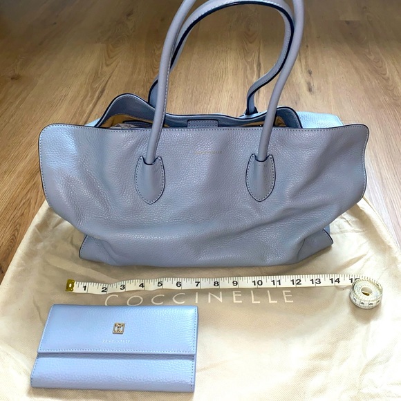 Coccinelle
Leather handbag with wallet
excellent condition
Blue Leather - Picture 4 of 10